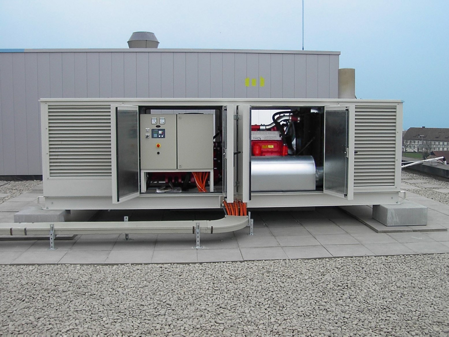 200 kVA schallgedämmtes Notstromanlage im Umbaugehäuse zur Notstromversorgung einer Bank.