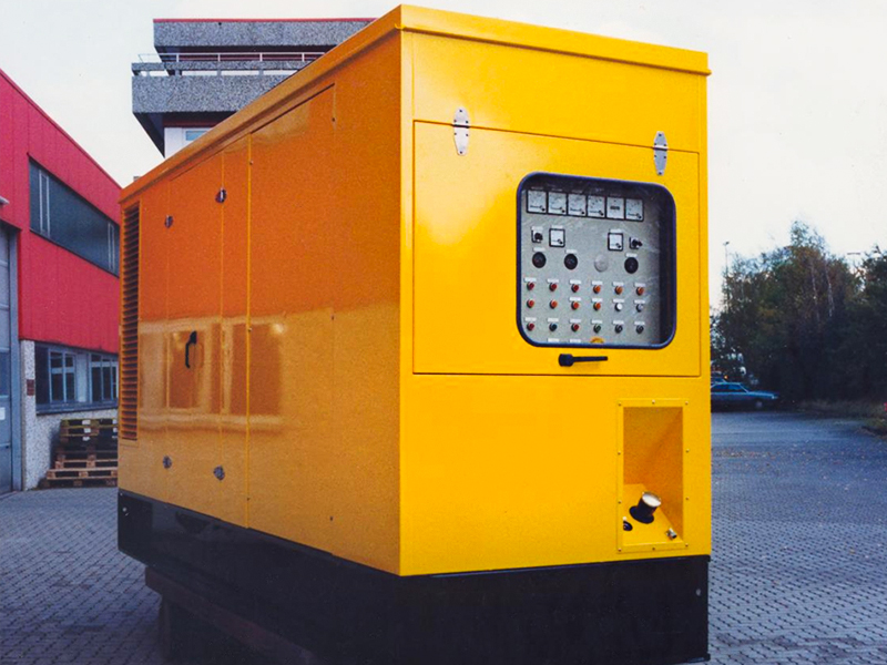 400 kVA Notstromaggregat zur Dauerversorgung einer RTG Krananlage in China im Schallschutzgehäuse.